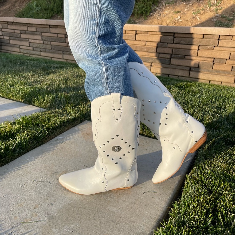 White Town & Country cowboy boots size 8 made in Brazil. All leather material.